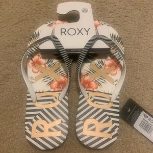 ROXY flip flops.